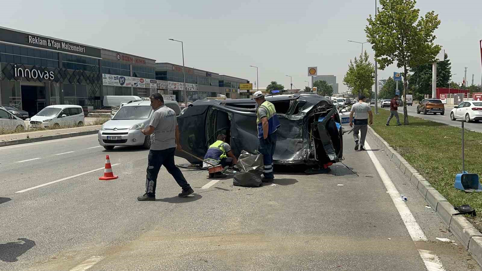 Bursa’da takla atan otomobil karşı şeride geçti