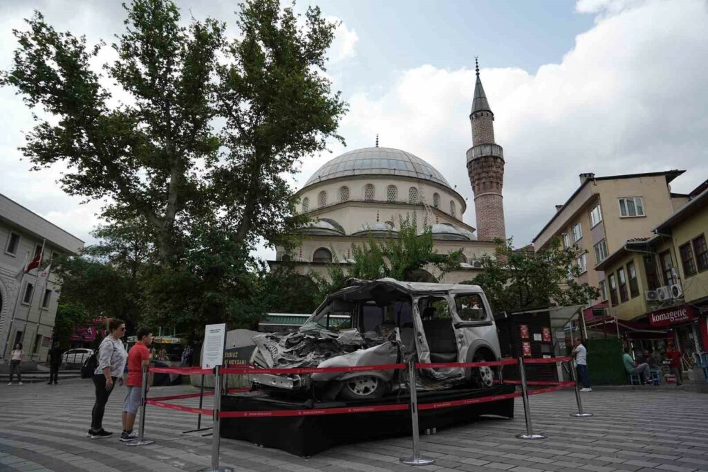 15 Temmuz’da tankın ezdiği araç 15 Temmuz Demokrasi Meydanı’nda sergileniyor