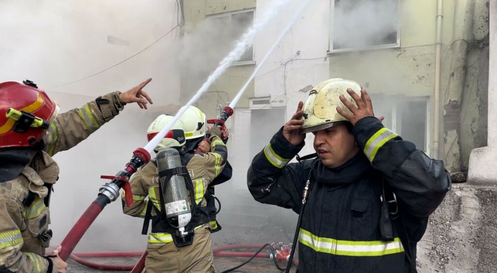 Bursa’da 3 katlı bina alev alev yandı