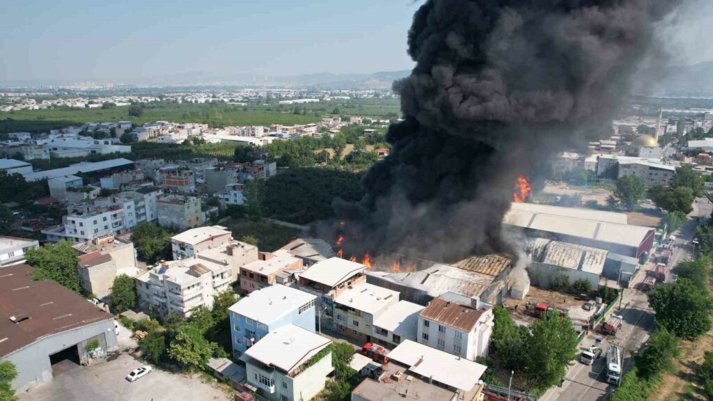 Bursa’da kağıt ve elyaf fabrikasında büyük yangın