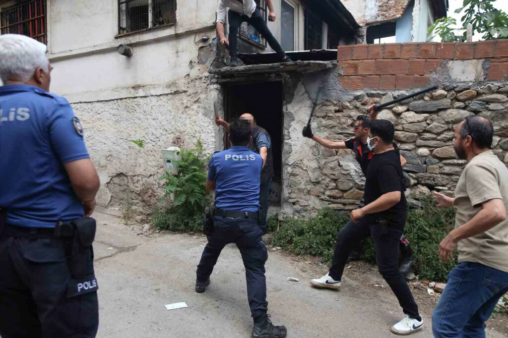 Bursa’da çöp evde yaşayan kişi polisi bıçakladı