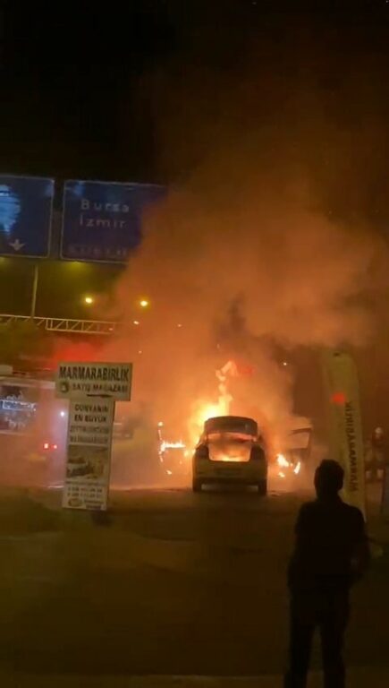 Gemlik’te ticari taksi alevlere teslim oldu