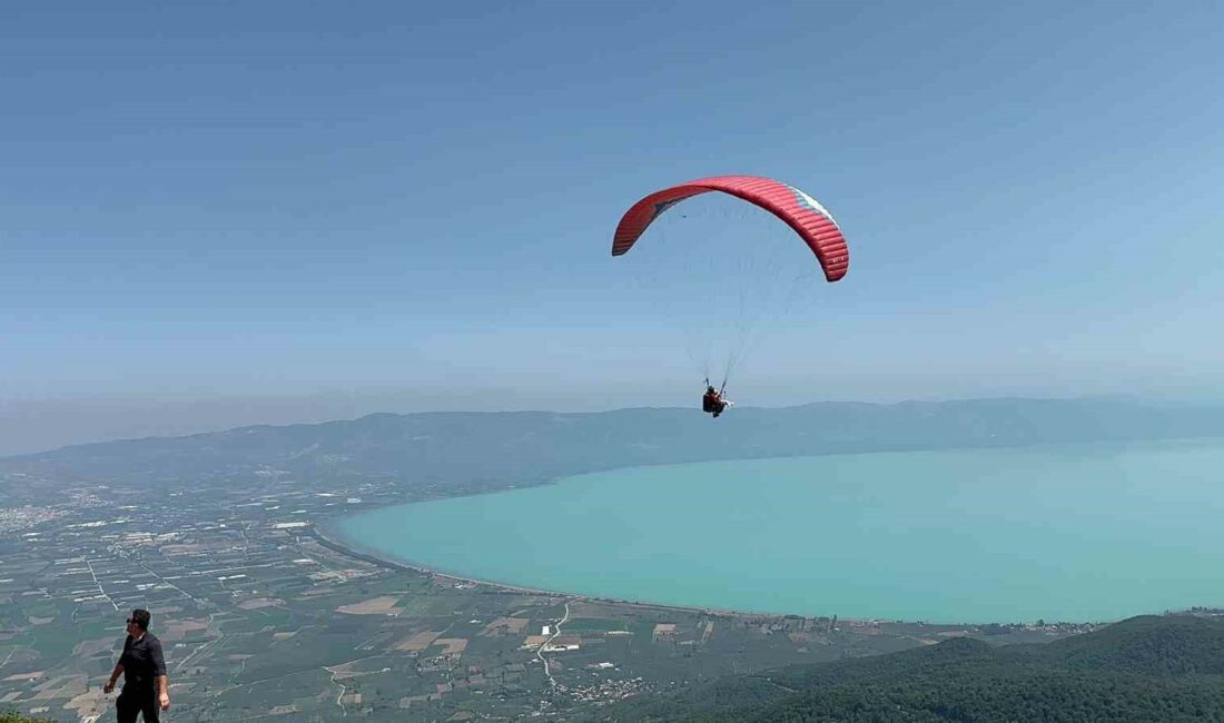 İZNİK GÖLÜ TURKUAZA BÜRÜNDÜ,