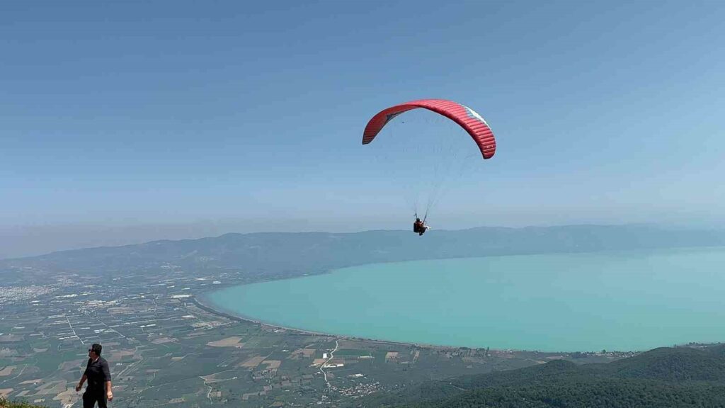 İznik Gölü turkuaza büründü, yamaç paraşütüne akın başladı