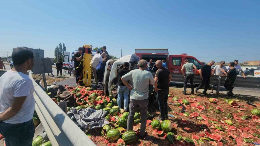 Karpuz yüklü kamyonet refüje çarptı: Ortalık savaş alanına döndü