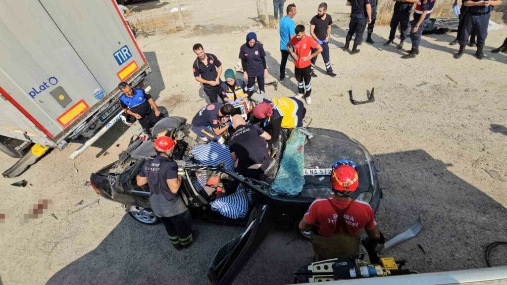 Kontrolden çıkan otomobil tırın altına girdi: 2 ölü