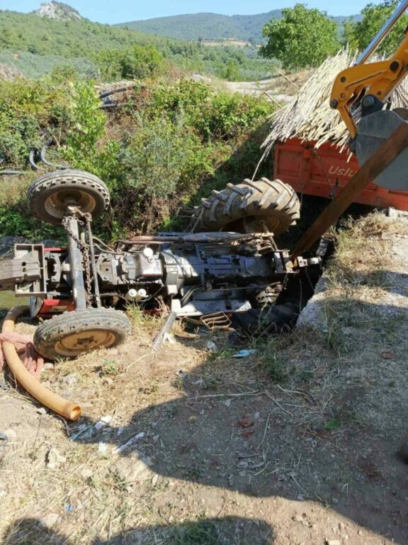 Sulama kanalına devrilen traktörün genç sürücüsü öldü