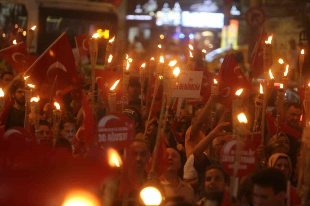 Bursa’da 30 Ağustos coşkusu…Binlerce kişi fener alayında buluştu