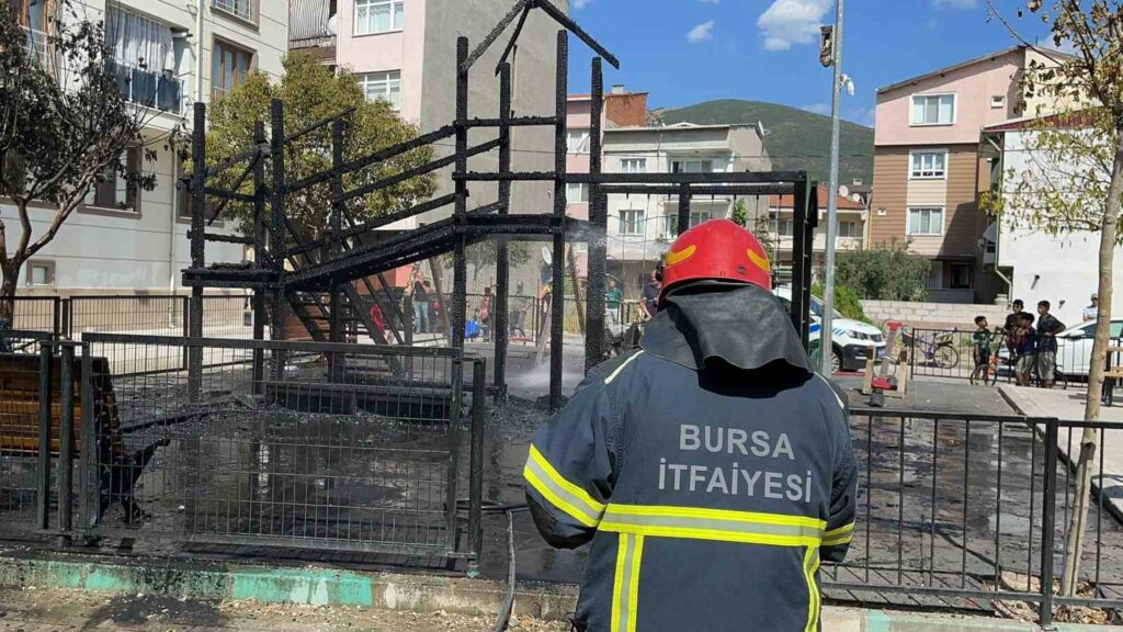 Bursa’da çocuk parkı yandı