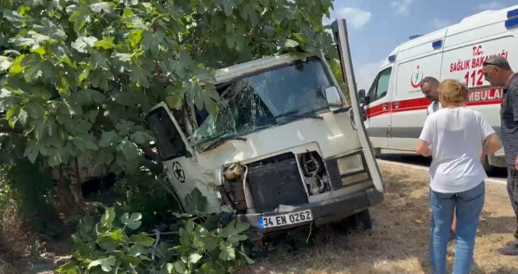 Direksiyon hakimiyetini kaybeden minibüs tarlaya uçtu