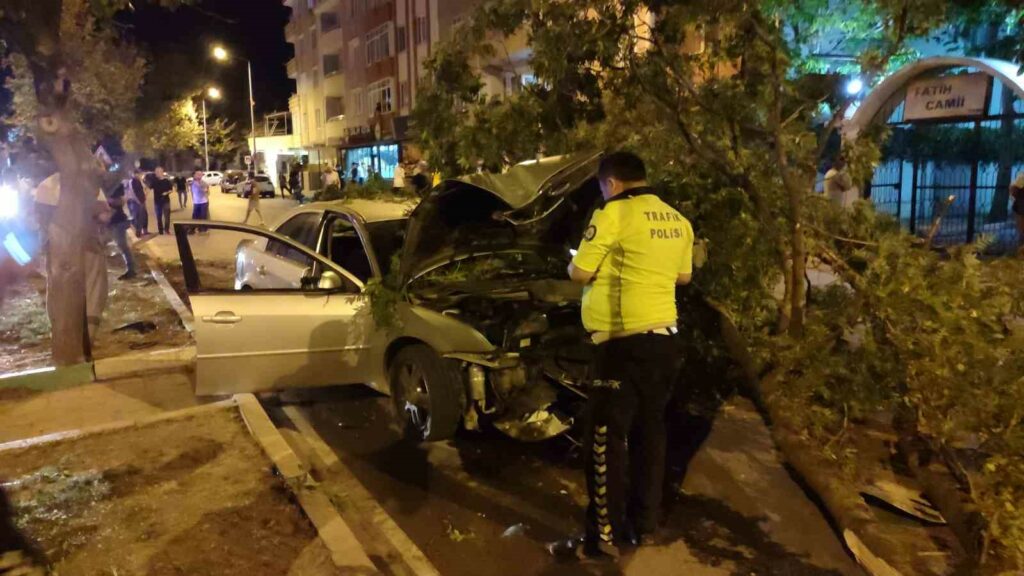 Bursa’da ağaca çarpan otomobildeki 4 kişi yaralandı