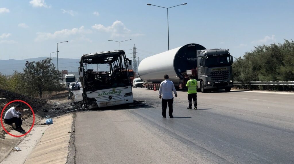 Otobüs alevlere teslim oldu: Yangın otluk alana sıçradı, 41 yolcu tahliye edildi