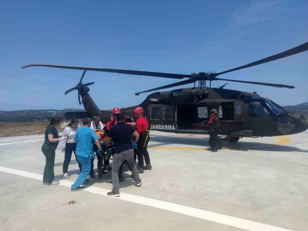 Uçurumdan yuvarlanan off-road tutkunu 2 kişi, yaralı olarak helikopterle kurtarıldı