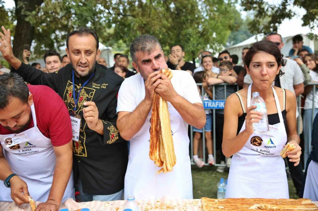 10 dakikada 15 metre börek yedi, altınları kazandı