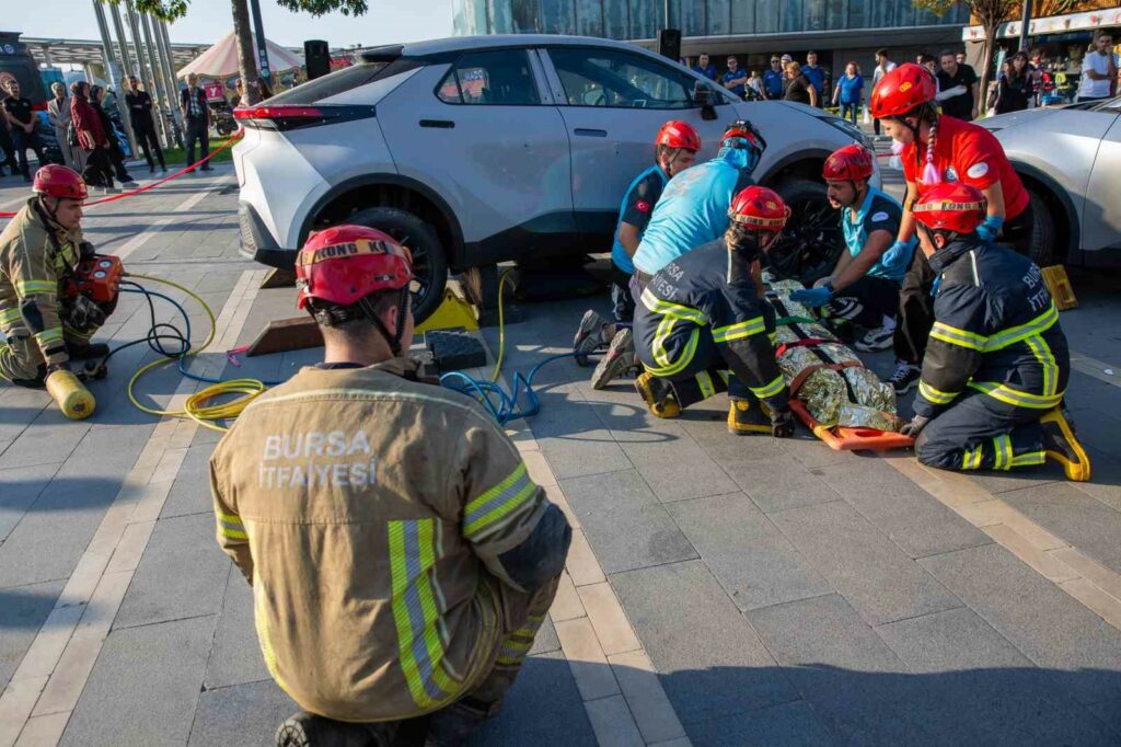 Bursa Büyükşehir İtfaiyesi’nden gerçeği aratmayan tatbikat