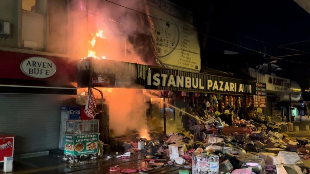 Bursa’da hediyelik eşya mağazası alev alev yandı: Havai fişekler peş peşe böyle patladı