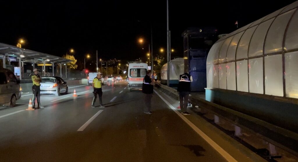 Bursa’da bariyerlere çarpan motokurye öldü