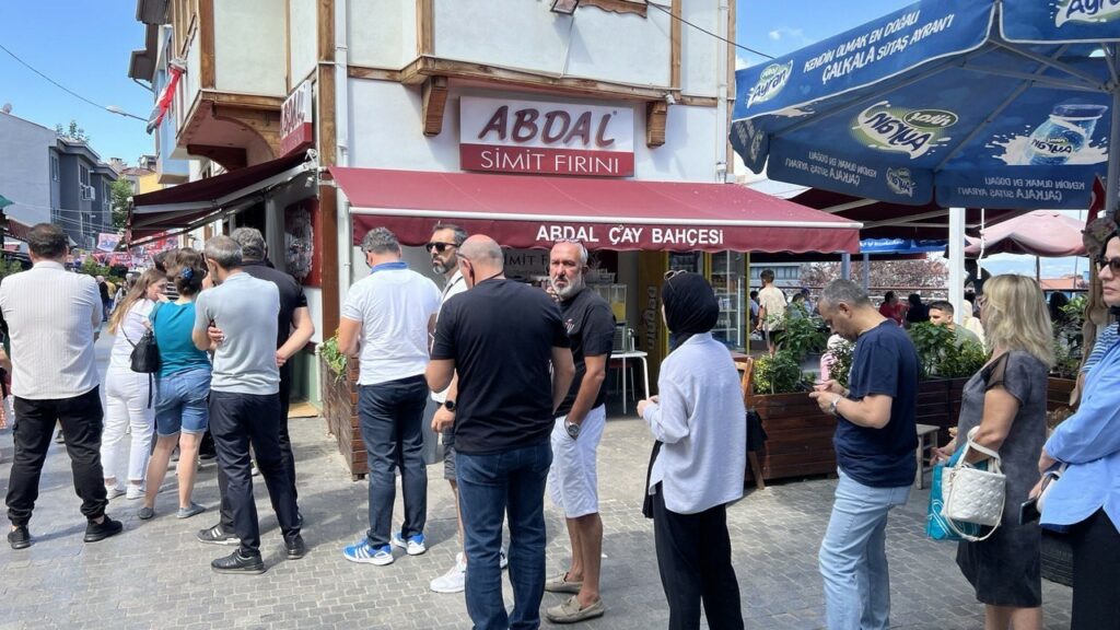 Bursa’nın meşhur lezzeti tahinli pide için uzun kuyruklar oluştu