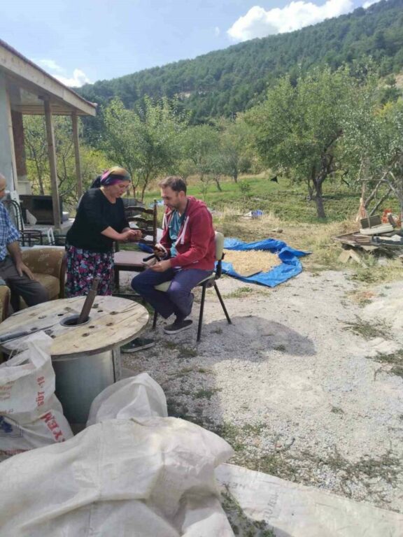 Hastasının ayağına giden doktor yüz güldürüyor