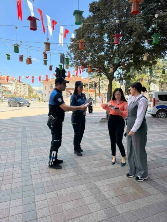 İnegöl’de İlçe Emniyet Müdürlüğü ekiplerinden vatandaşları bilgilendirme çalışması