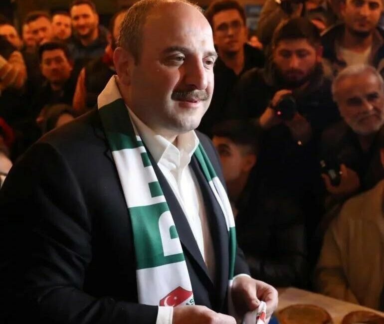 Mustafa Varank Bursaspor’un deplasman sponsoru oldu