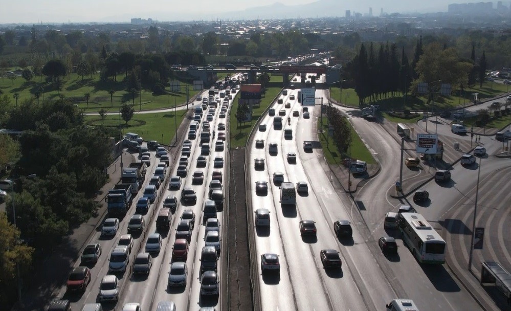 Okullar açıldı, Bursa’da yine yollar tıkandı