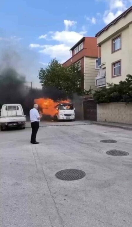 Park halindeki minibüs alev alev yandı