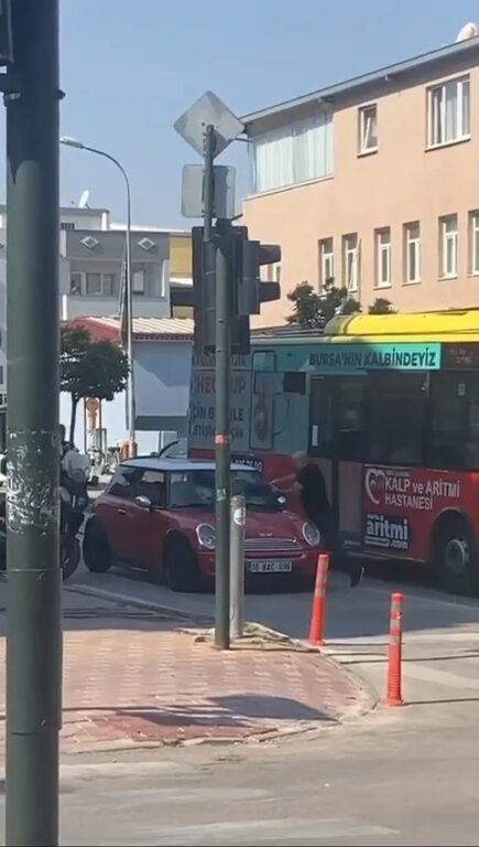 Polislerin ceza yazmasına sinirlendi, aracını parçaladı