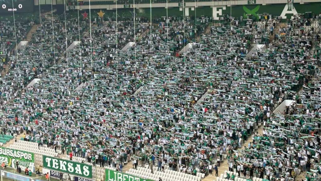 TFF 3. Lig’deki Bursaspor – Tokat Belediye Plevne Spor maçını 41 bin taraftar takip etti