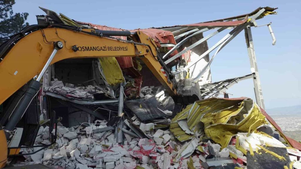 Bursa’da kaçak villa yıkıldı