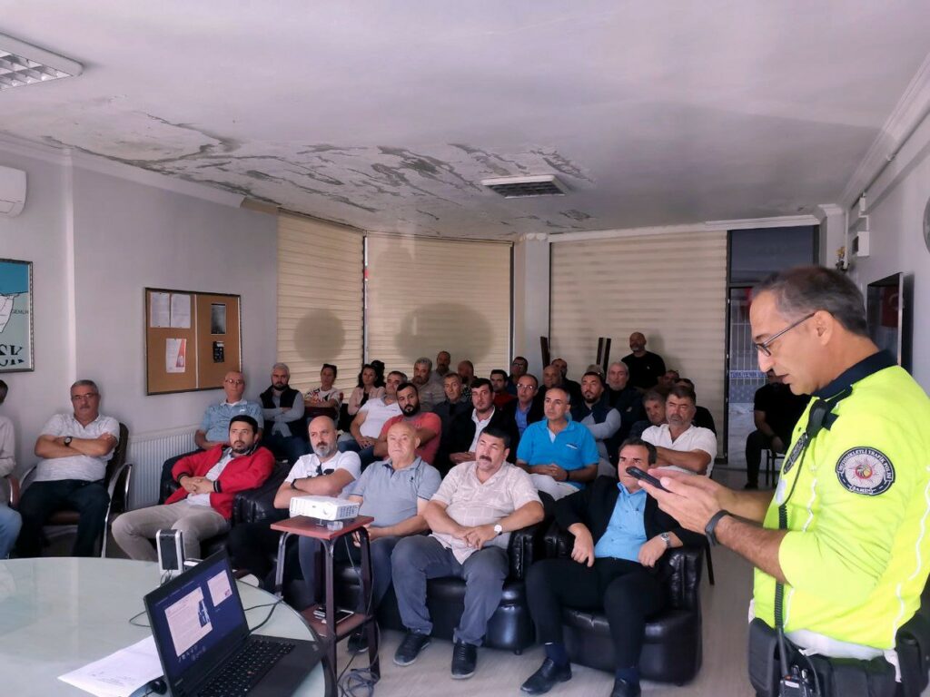 Mudanya’da servisçilere trafik polisinden seminer