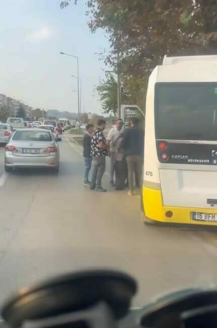 Bursa’da aracını otobüs durağına