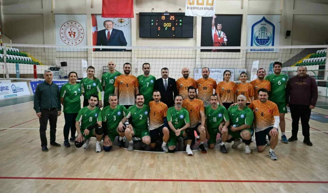 Bursa Belediyeler Birliği’nin düzenlediği Belediyeler Arası Voleybol Dostluk Turnuvası’nı izleyen