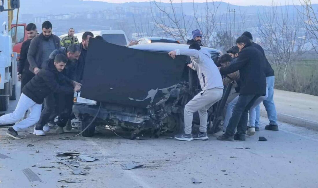 Bursa’nın İnegöl ilçesinde kamyonla kafa kafaya çarpışan otomobilde sıkışan sürücü,