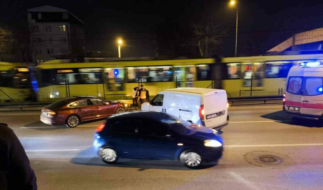 Bursa’da çarpışan araçlar bariyere