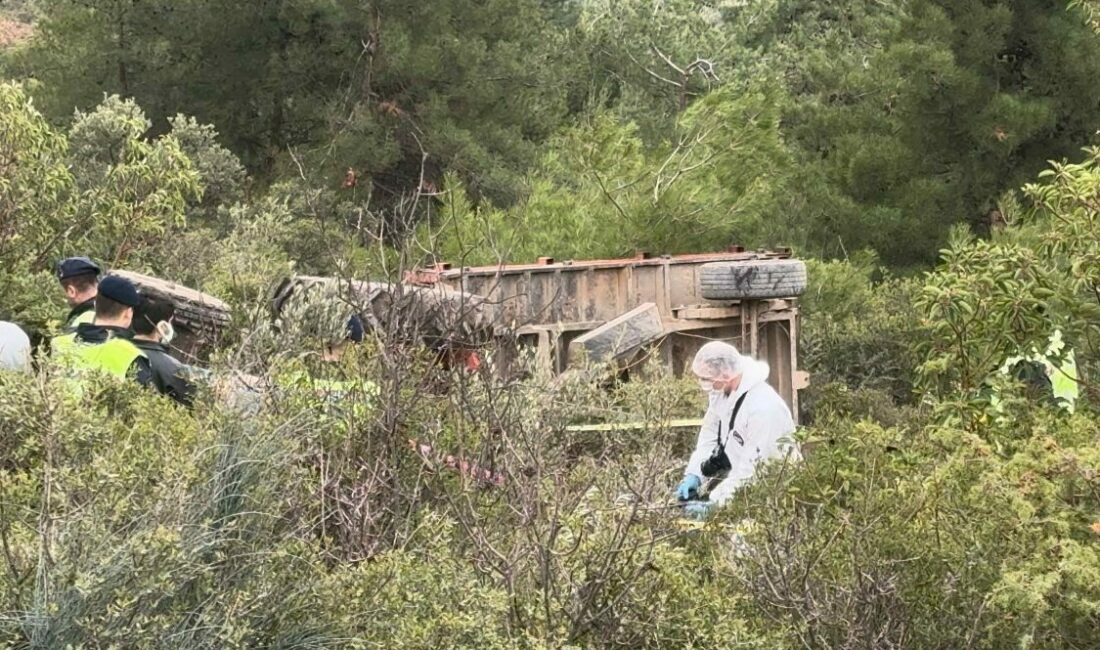 Bursa’da tarlaya gübre götürürken kullandığı traktörün devrilmesi üzerine altında kalan