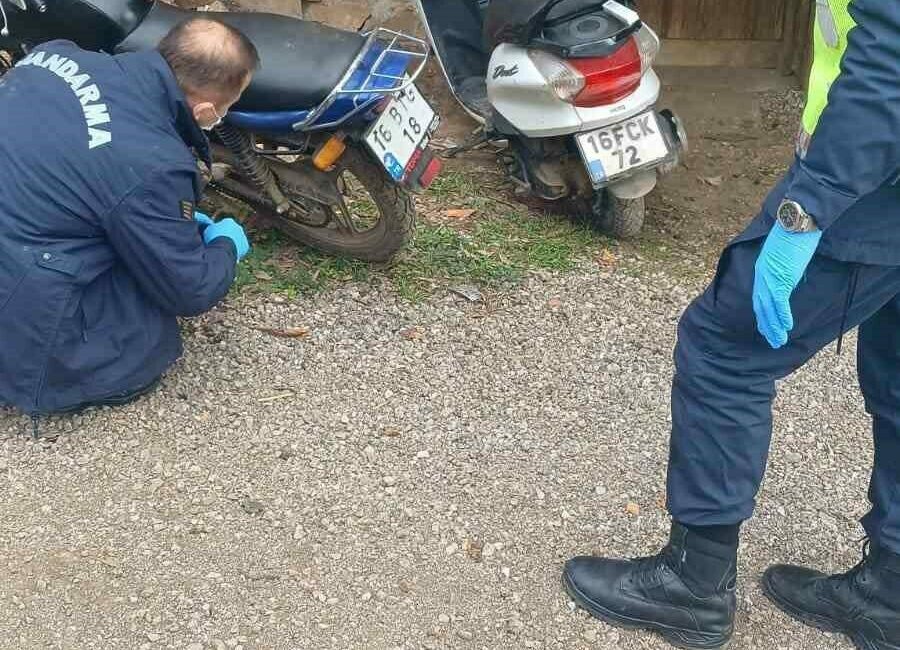 Bursa’nın İznik ilçesinde güpegündüz evinin önündeki motosikletleri çalan hırsız, kayıplara