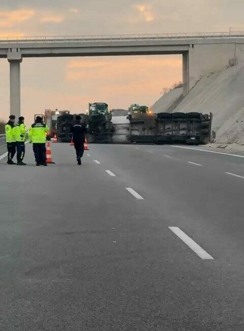 Bursa-İzmir otobanı Karacabey ilçesi yakınlarında sürücüsünün kontrolünden çıkan benzin tankeri