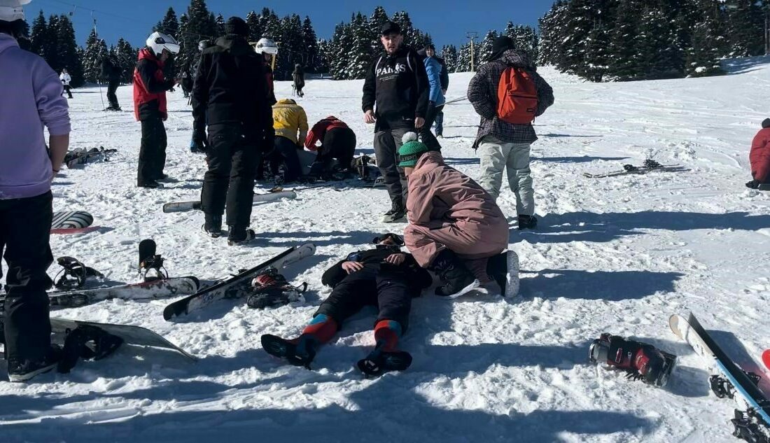 Yarı yıl tatilinin başlamasıyla binlerce kişi Uludağ’a akın etti. Kayak